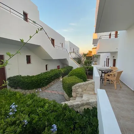 מלון Amazones Village 4*